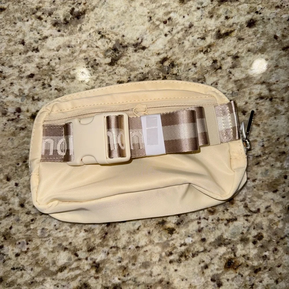Lululemon Everywhere Belt Bag, 1L Pack Zip Closure Adjustable Strap Unisex